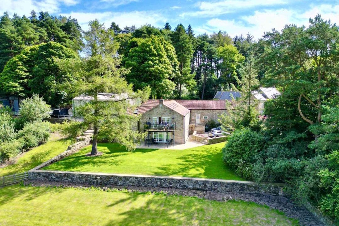 Photo of Buildings in Hartoft