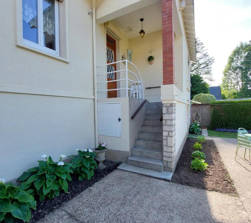 Photo of Buildings in Olivet