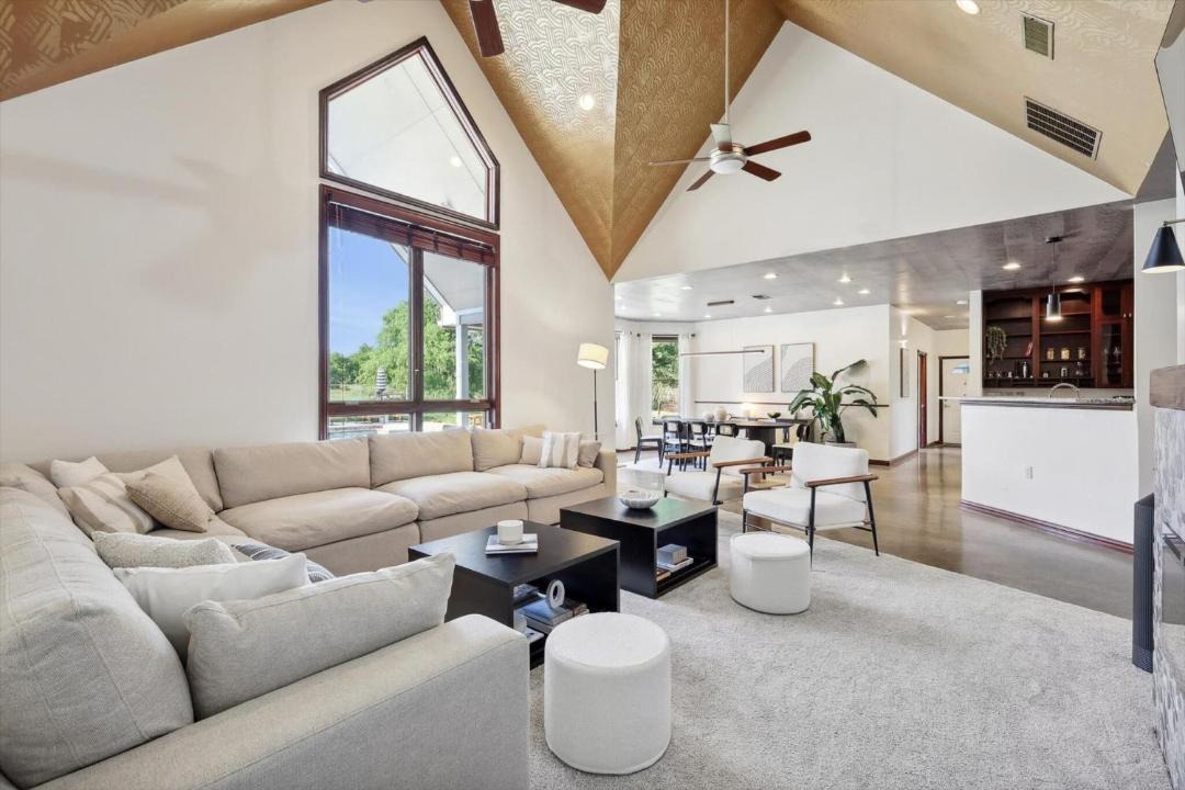 Photo of Livingroom in Ponder