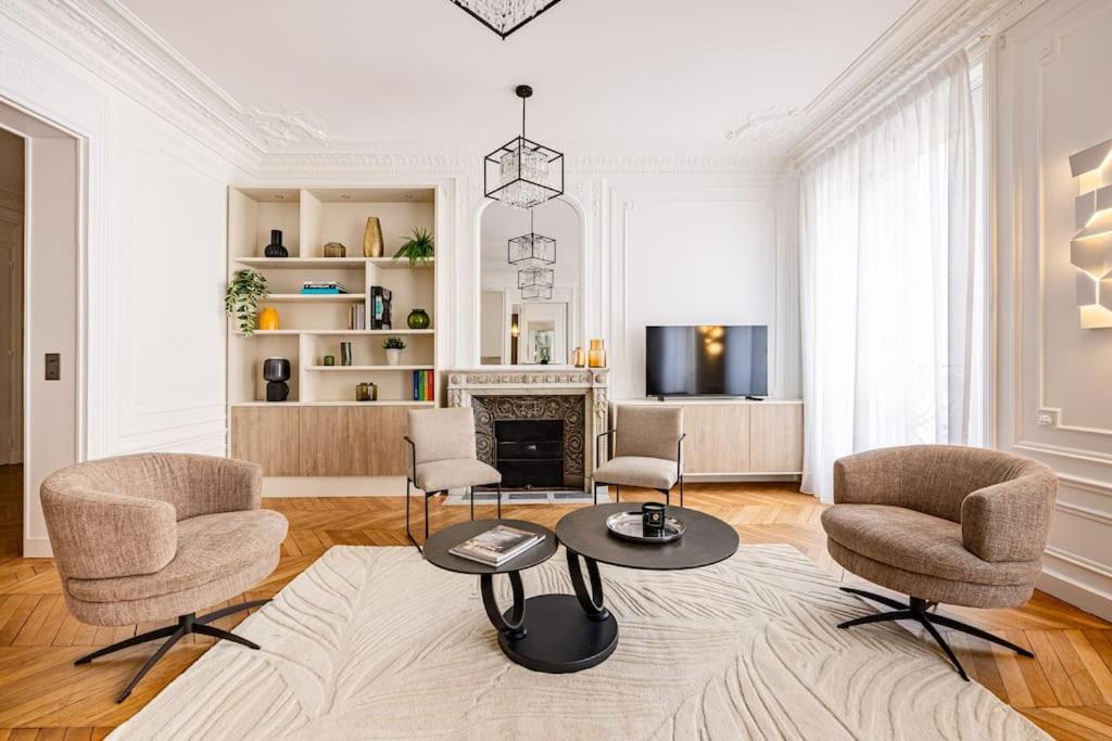 Photo of Livingroom in 8th Arrondissement