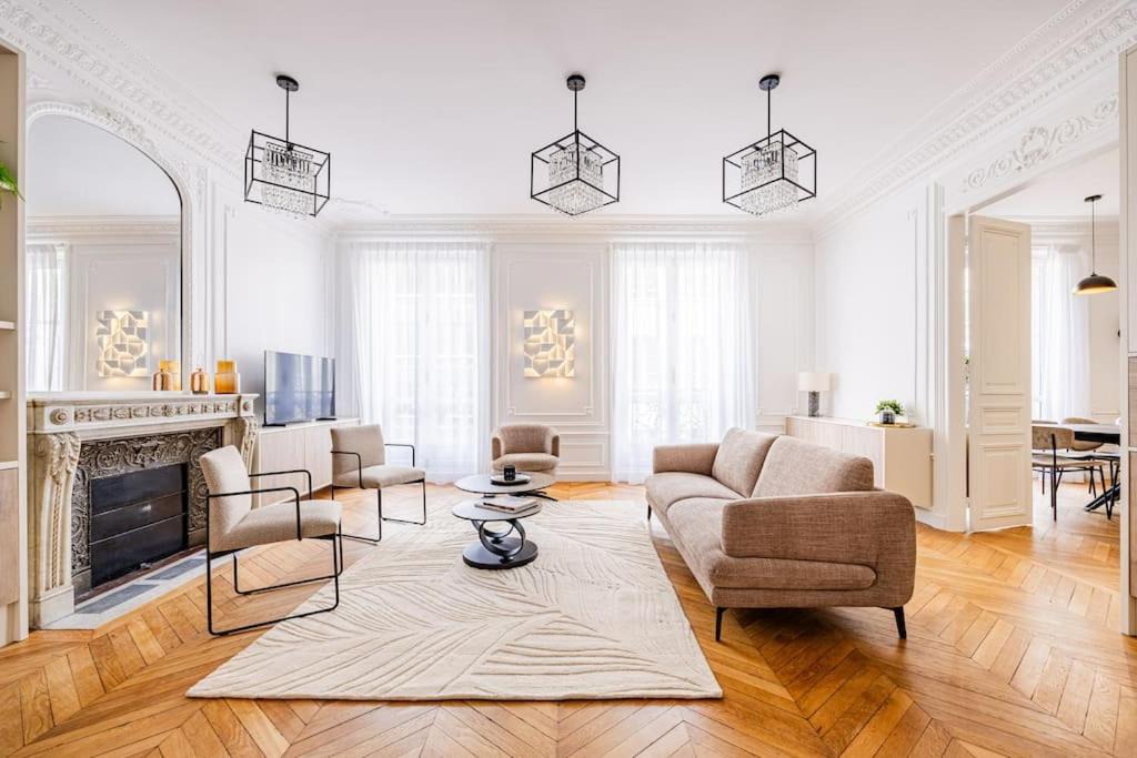 Photo of Livingroom in 8th Arrondissement