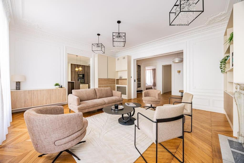 Photo of Livingroom in 8th Arrondissement