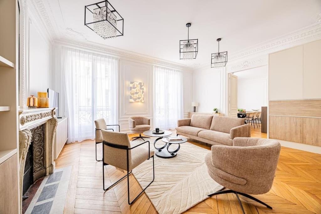 Photo of Livingroom in 8th Arrondissement