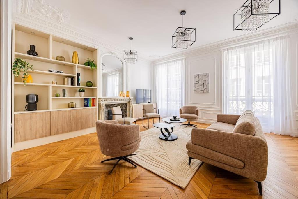 Photo of Livingroom in 8th Arrondissement
