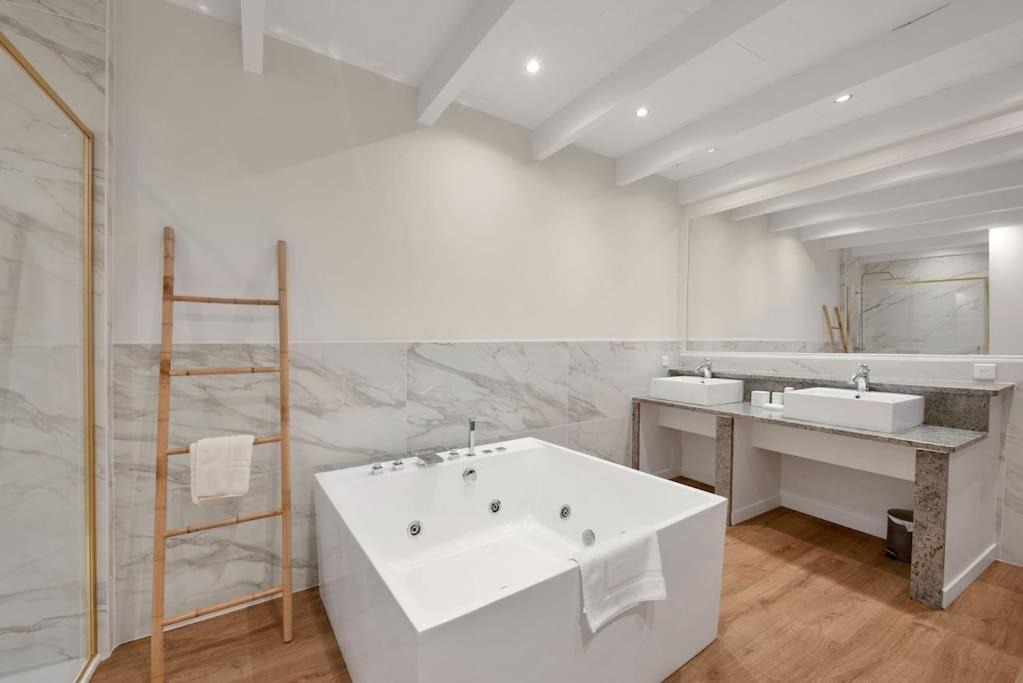Photo of Bathroom in Castelnau-de-Levis