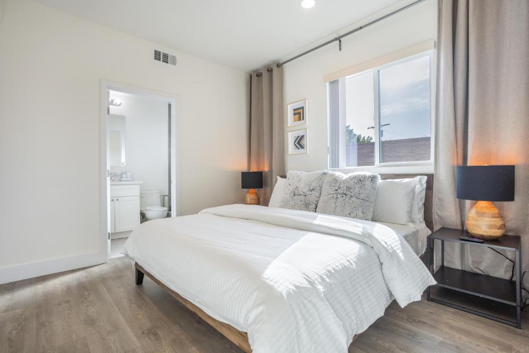 Photo of Bedroom in Pico-Union