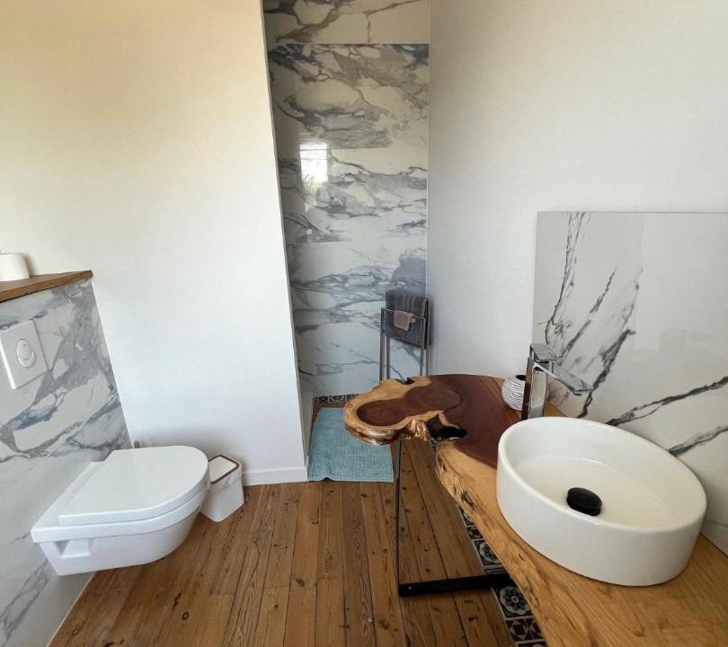 Photo of Others in Leval