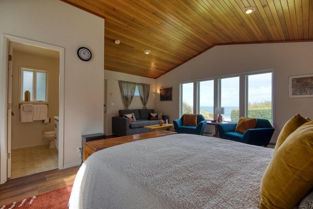 Photo of Bedroom in Coos Bay