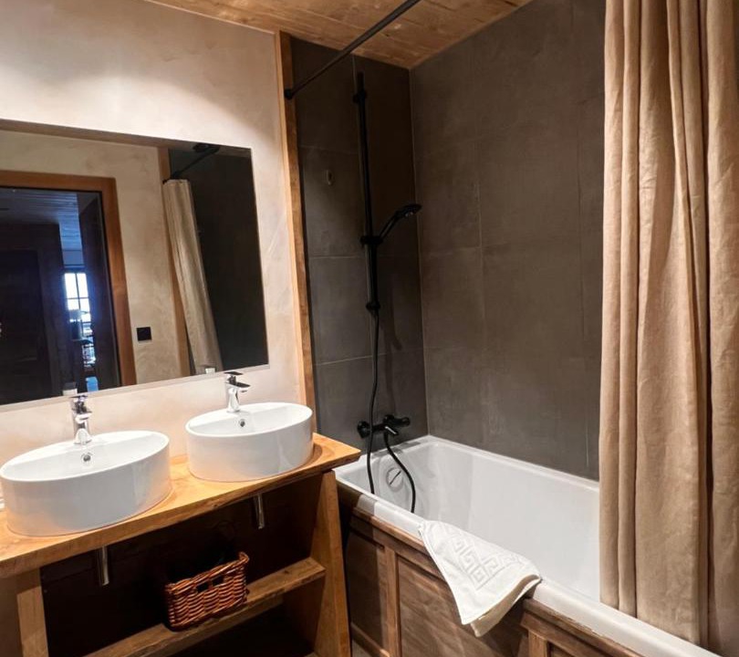 Photo of Bathroom in Demi-Quartier