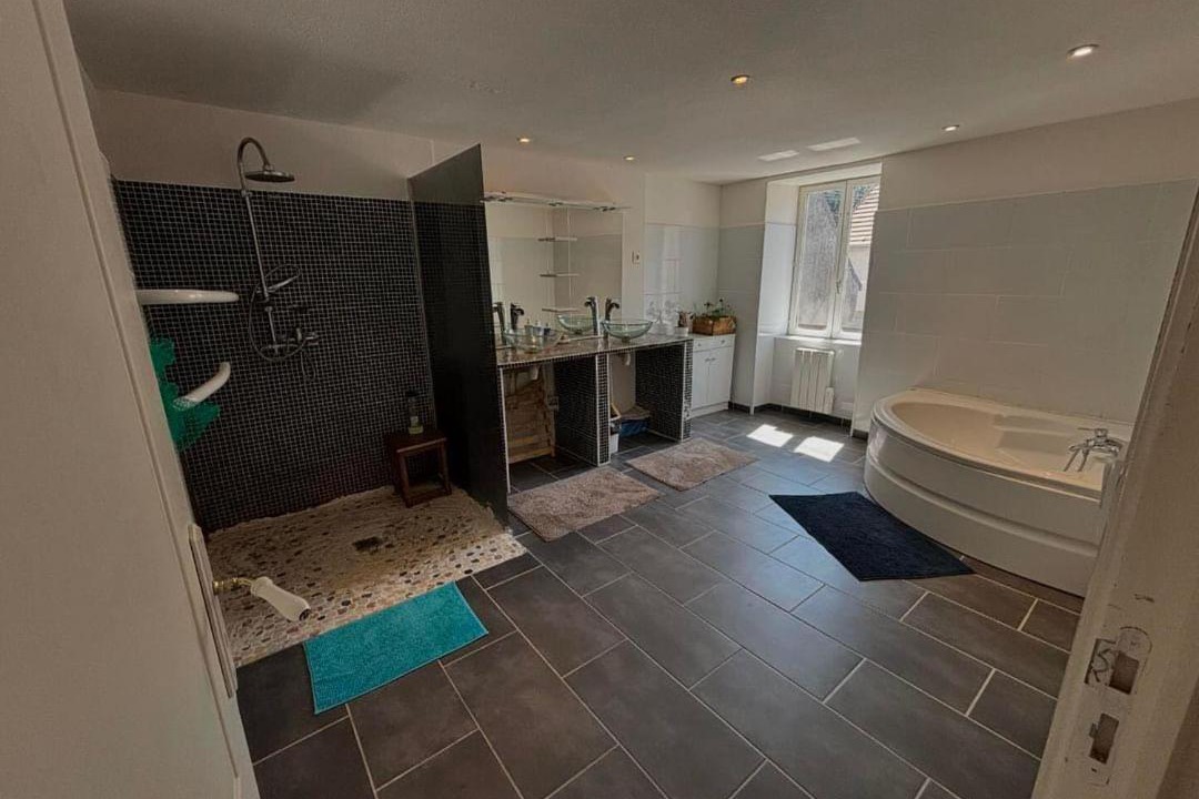 Photo of Bathroom in Montmarault