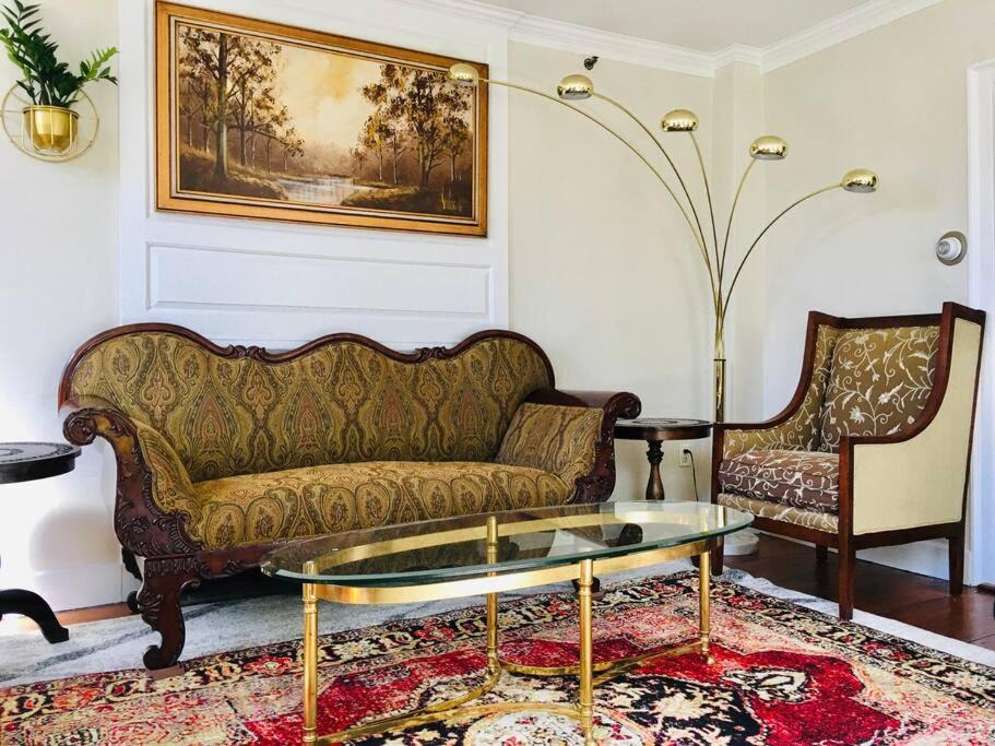 Photo of Livingroom in College Hill