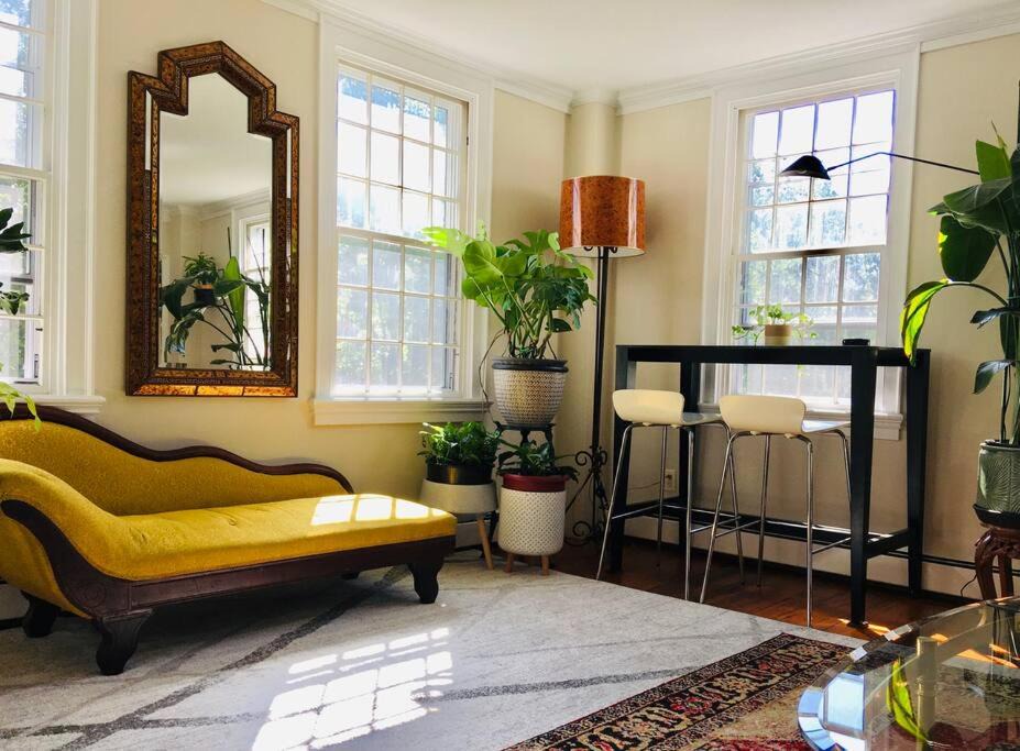 Photo of Livingroom in College Hill