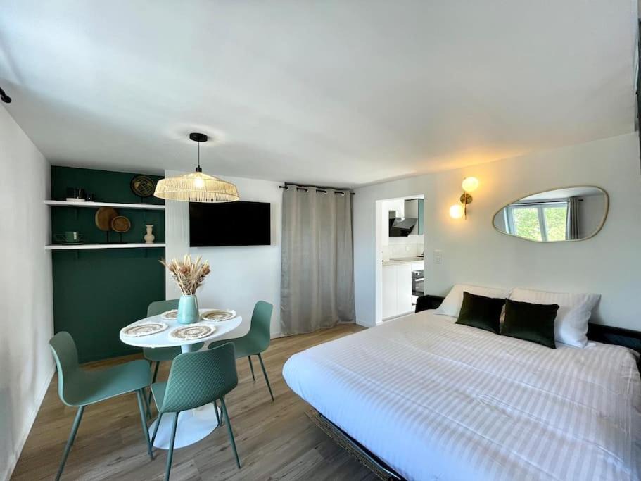 Photo of Bedroom in Saint-Gratien