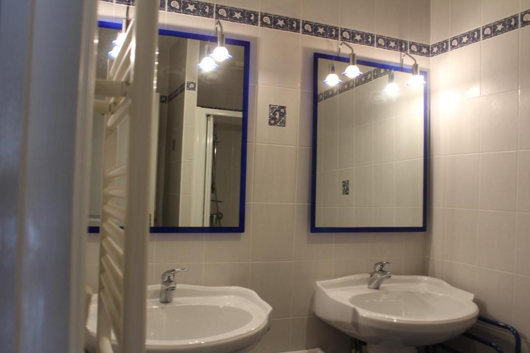 Photo of Others in Fille