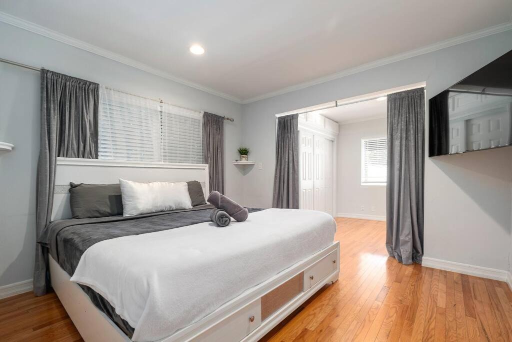 Photo of Bedroom in Pico - Robertson