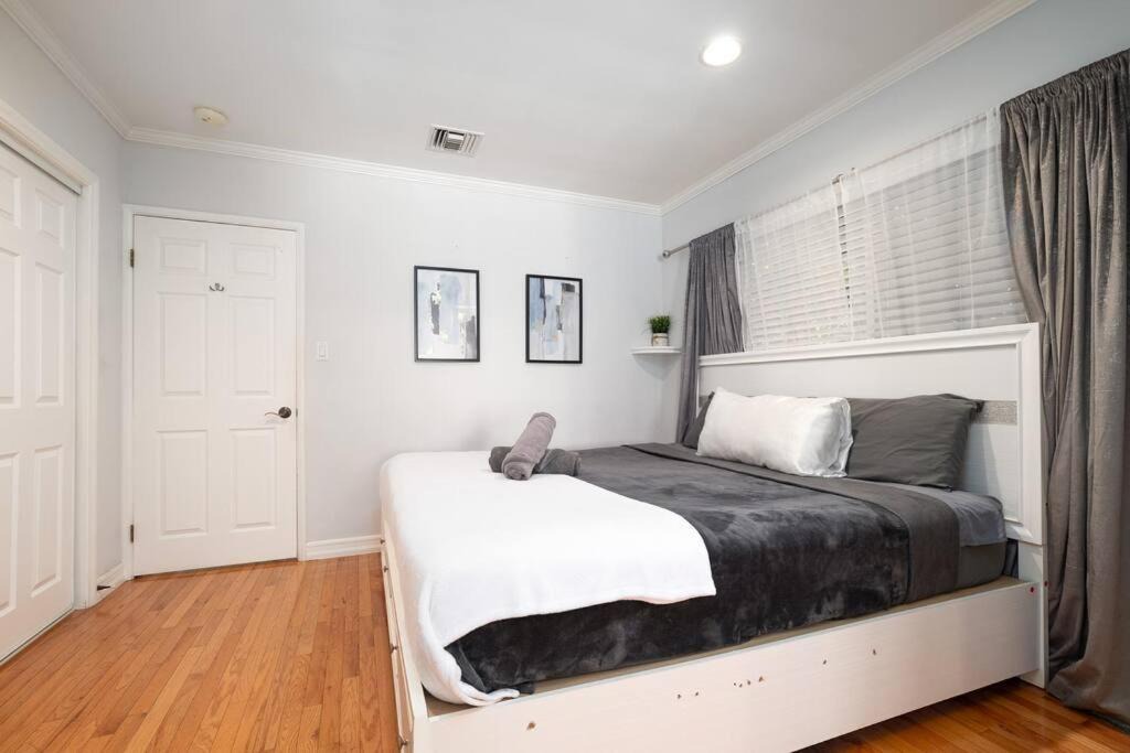 Photo of Bedroom in Pico - Robertson