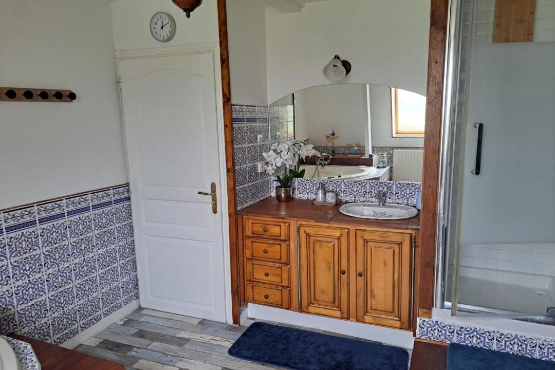 Photo of Others in Guines