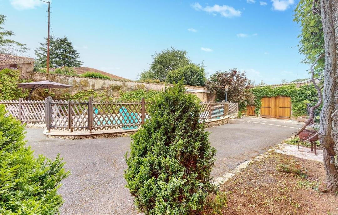 Photo of Others in Couhe