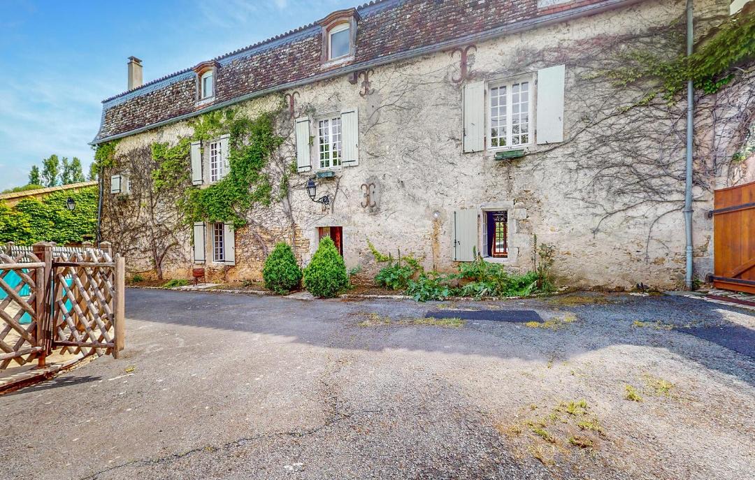 Photo of Others in Couhe