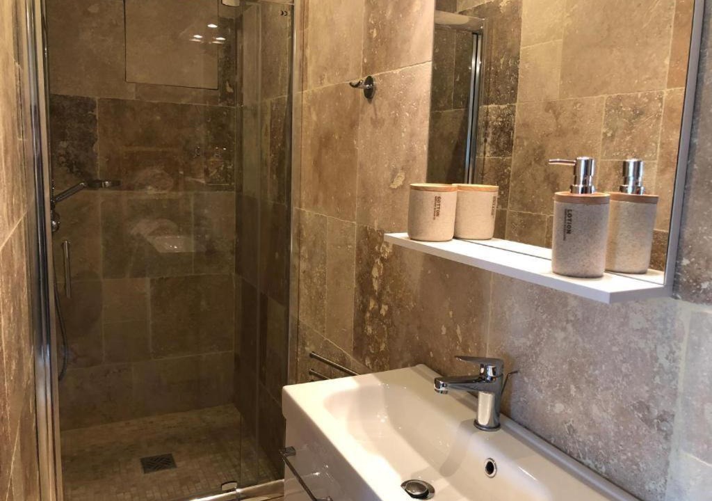 Photo of Bathroom in Avignon City Centre