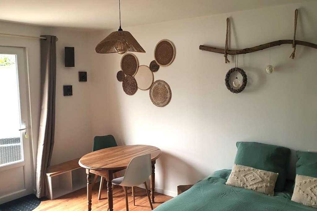 Photo of Others in Manthes