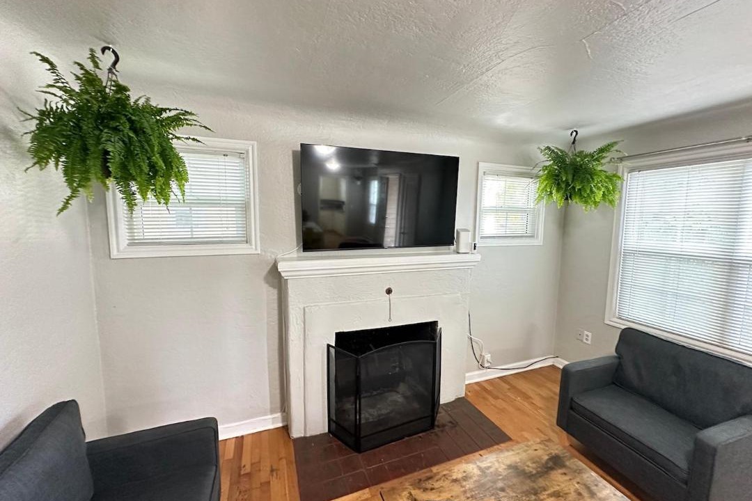 Photo of Livingroom in College Hill