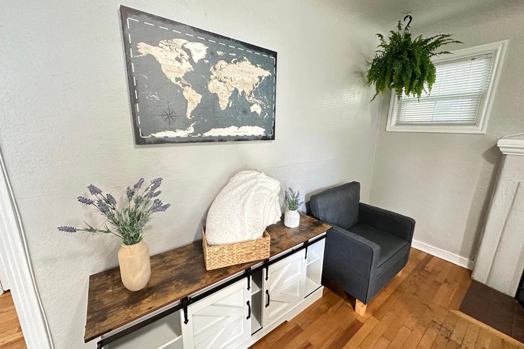 Photo of Livingroom in College Hill