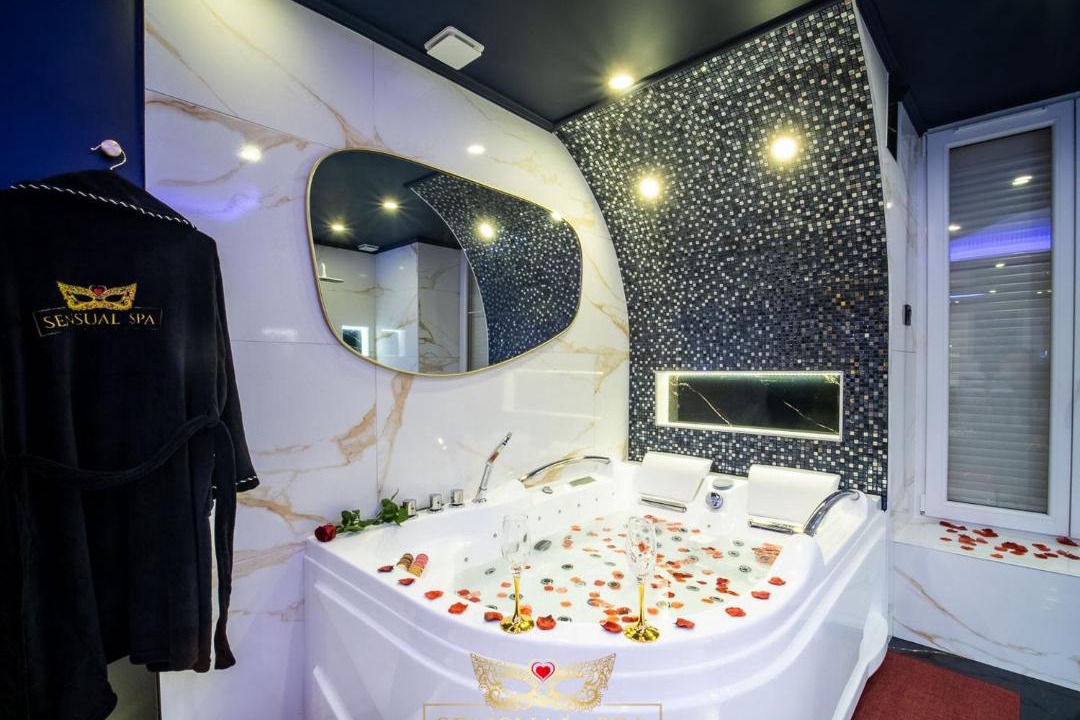 Photo of Bathroom in Poincare - Foch - Anatole France - Croix de Bourgogne
