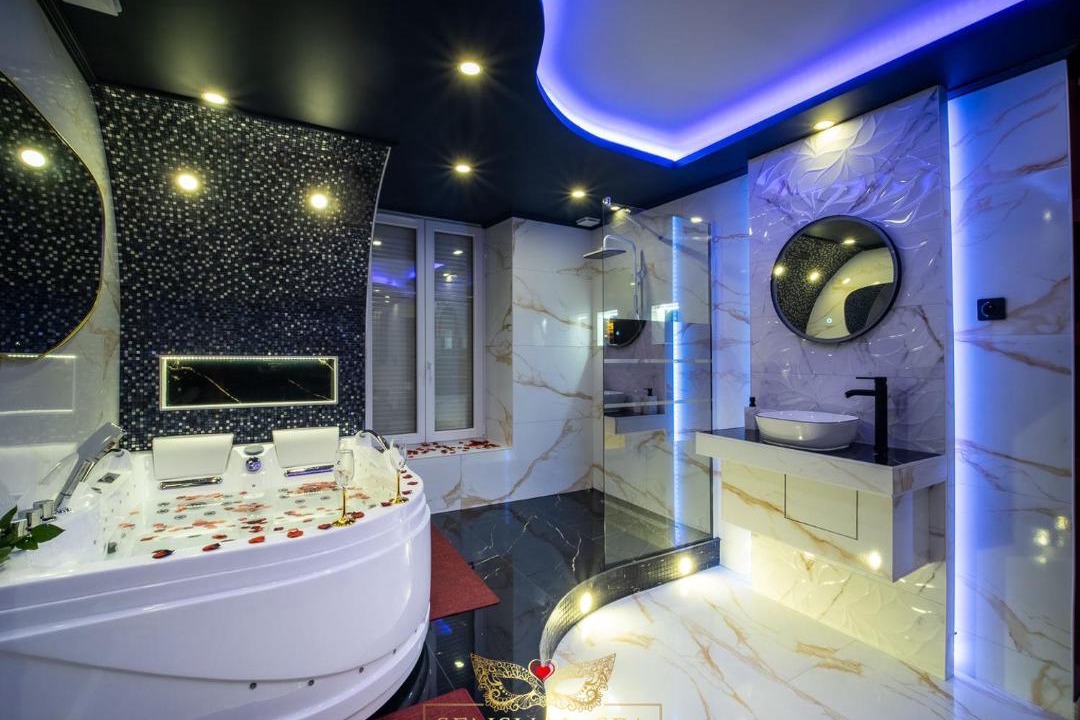 Photo of Bathroom in Poincare - Foch - Anatole France - Croix de Bourgogne