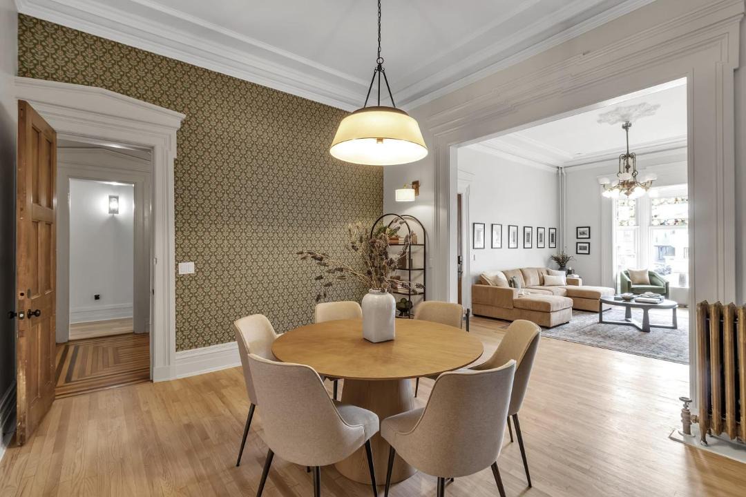 Photo of Livingroom in Front Park