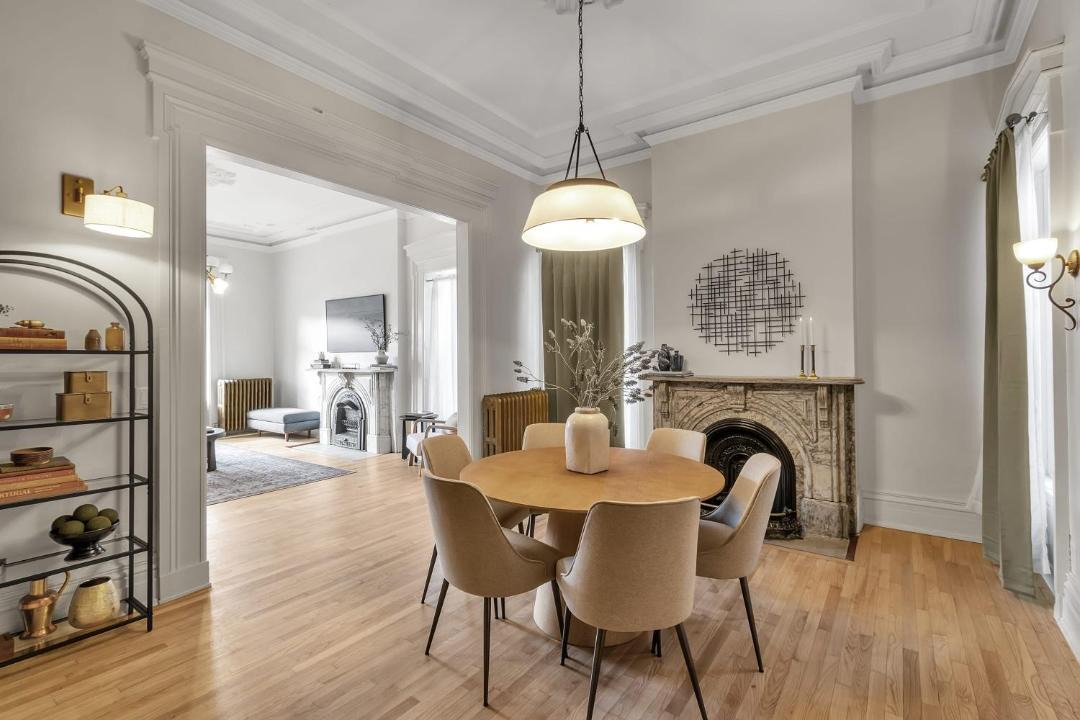 Photo of Livingroom in Front Park