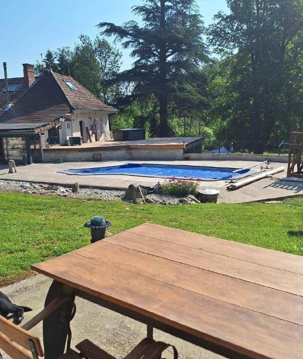 Photo of Others in Pressins