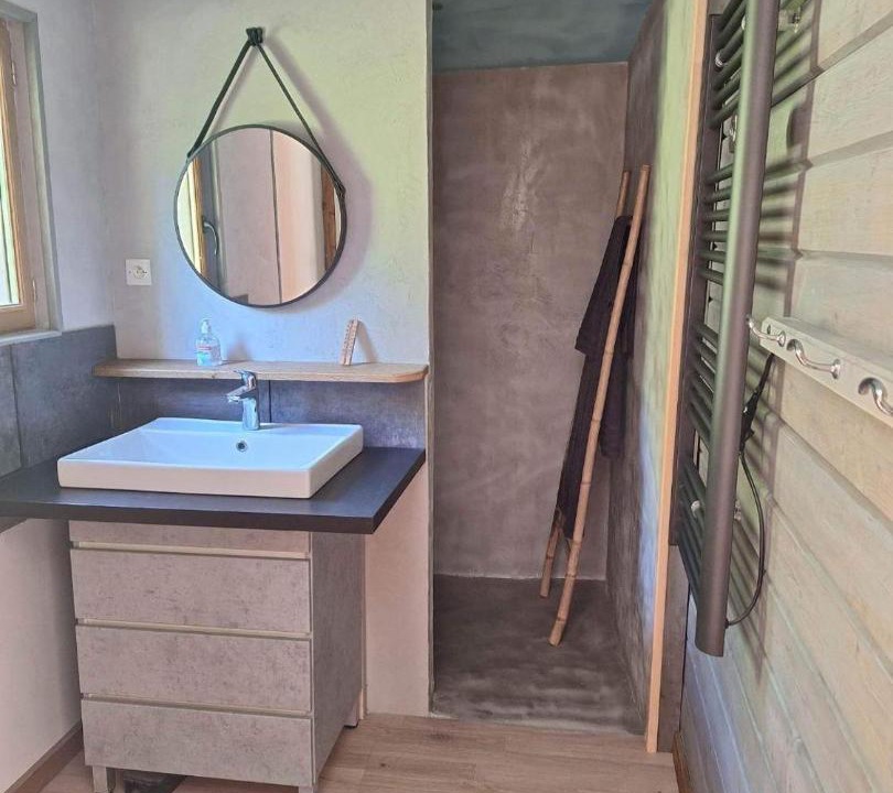 Photo of Others in Pressins