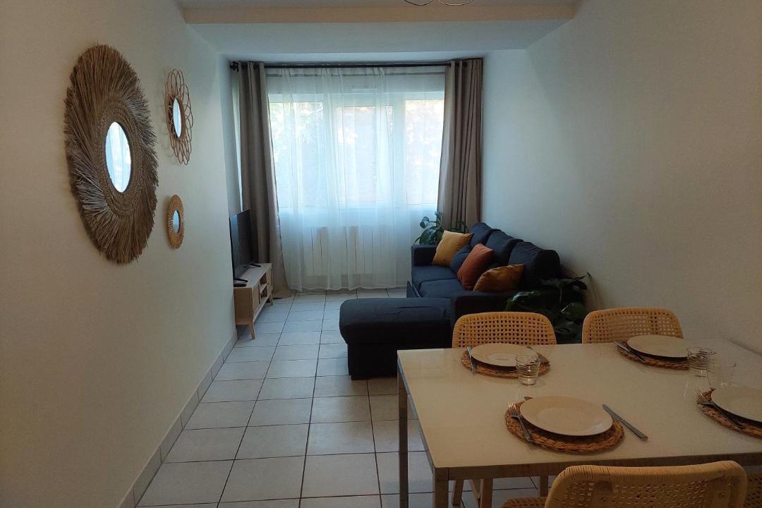 Photo of Others in Zola - Pressense