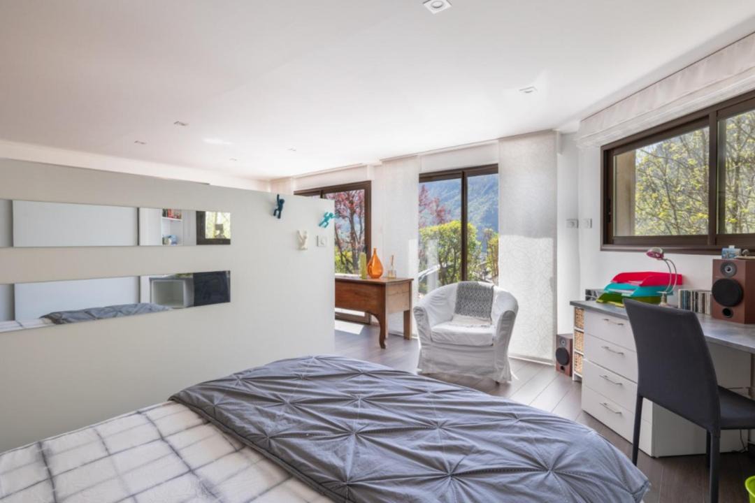 Photo of Others in Thones