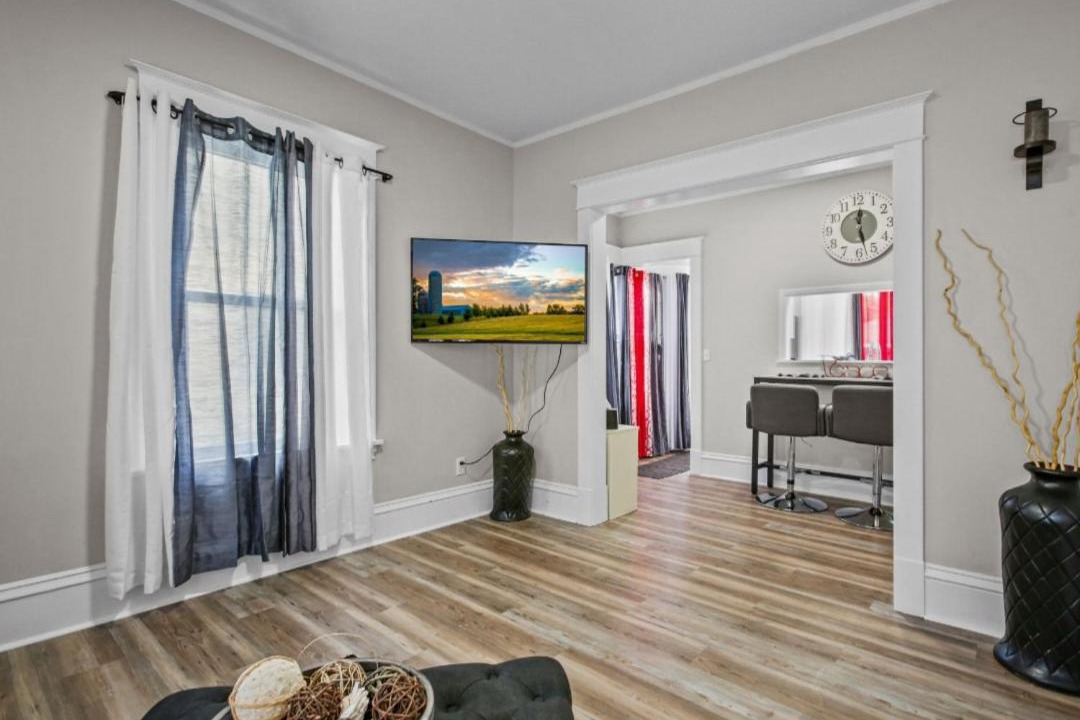 Photo of Livingroom in Midway