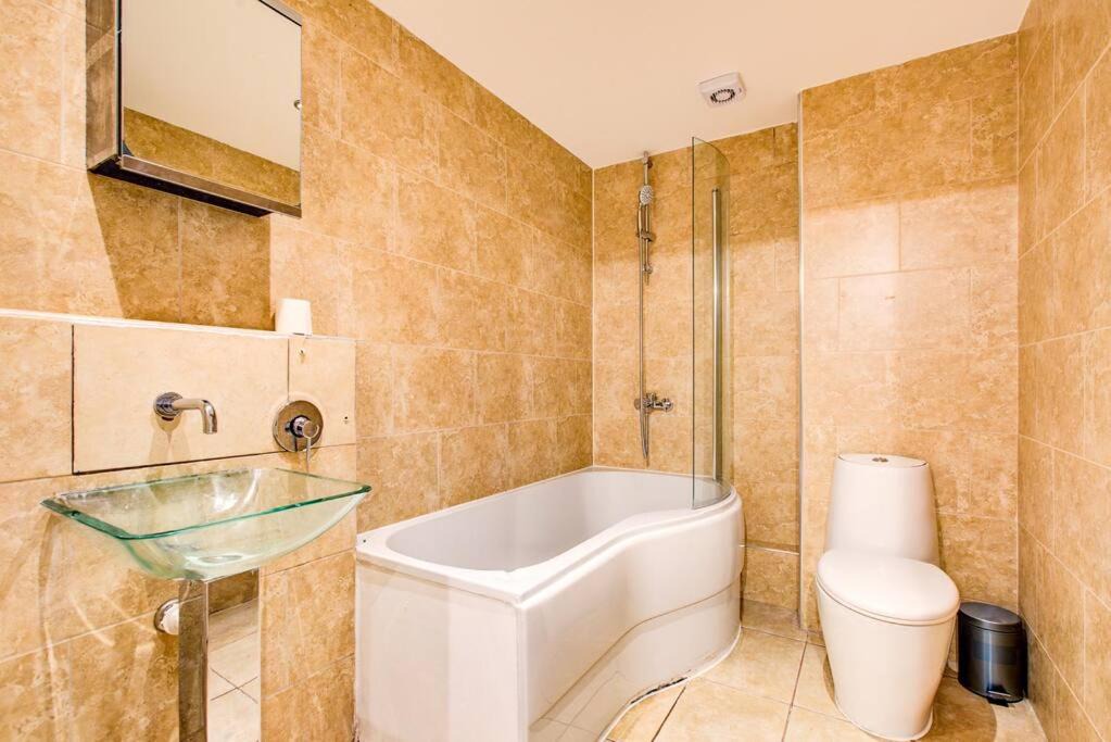 Photo of Others in Hale