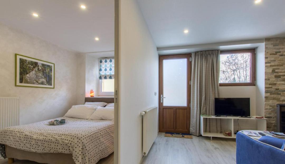 Photo of Others in Thones