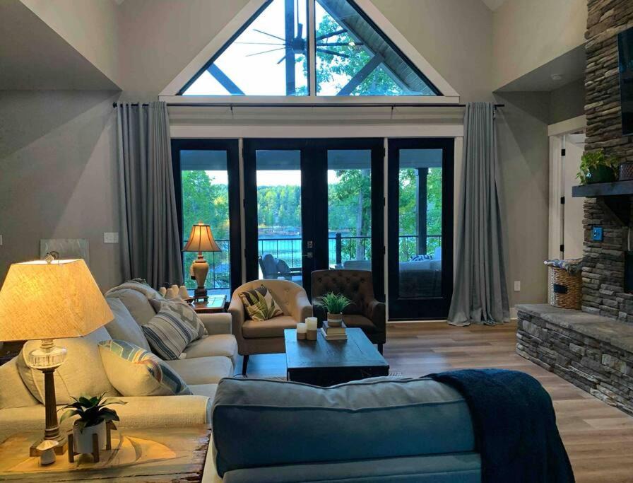 Photo of Livingroom in Six Mile