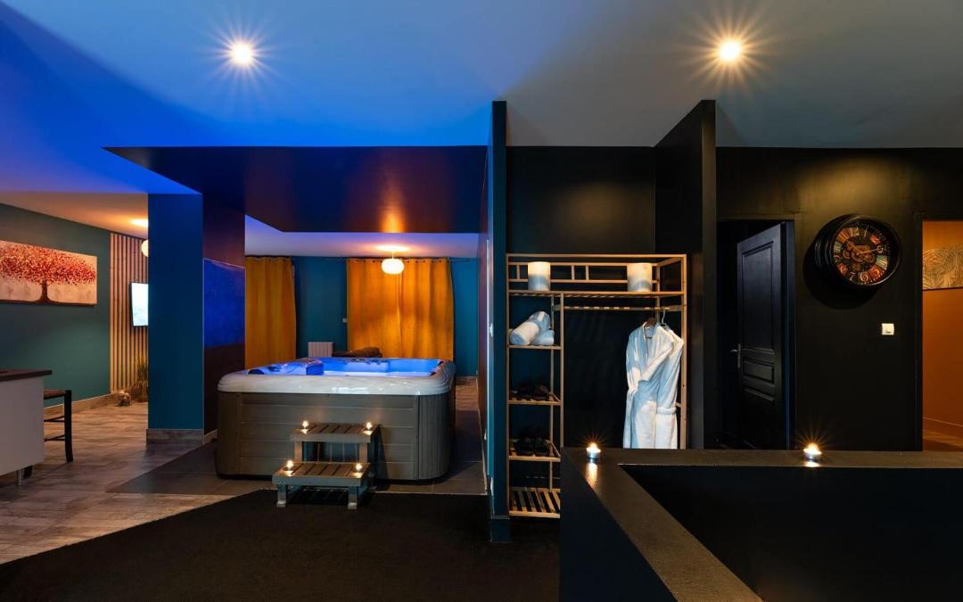 Photo of Bathroom in Poincare - Foch - Anatole France - Croix de Bourgogne