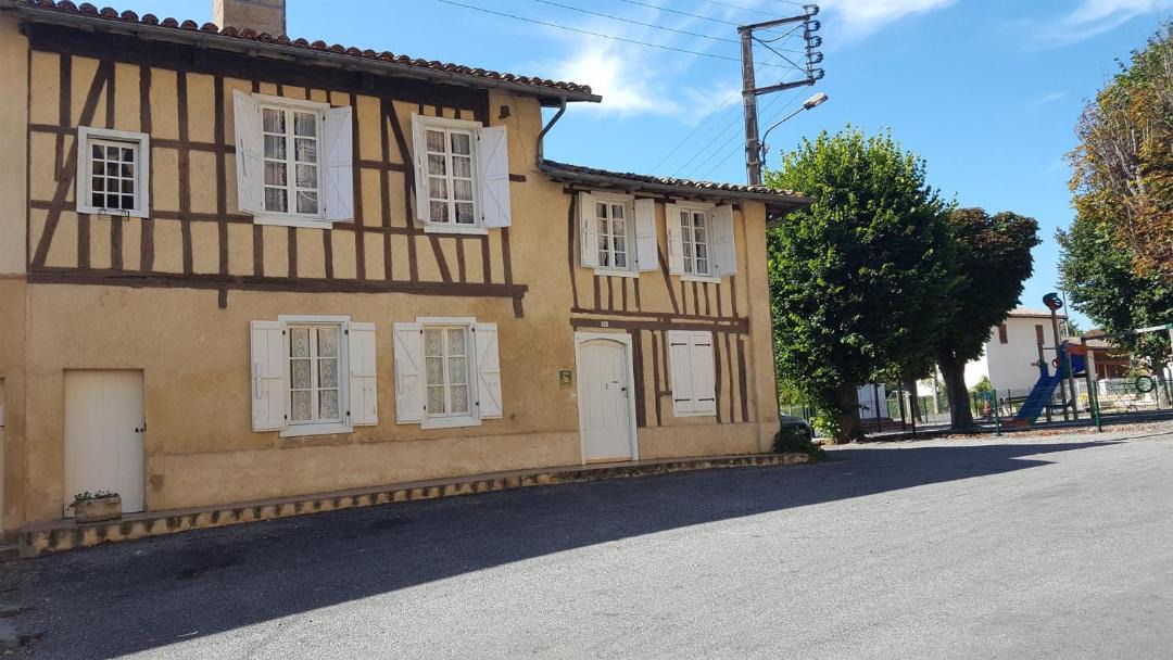 Photo of Buildings in Saramon