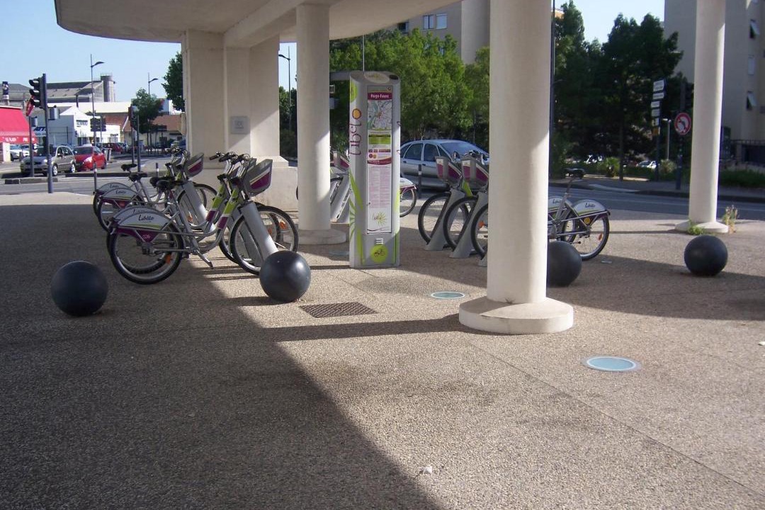 Photo of Others in Valence