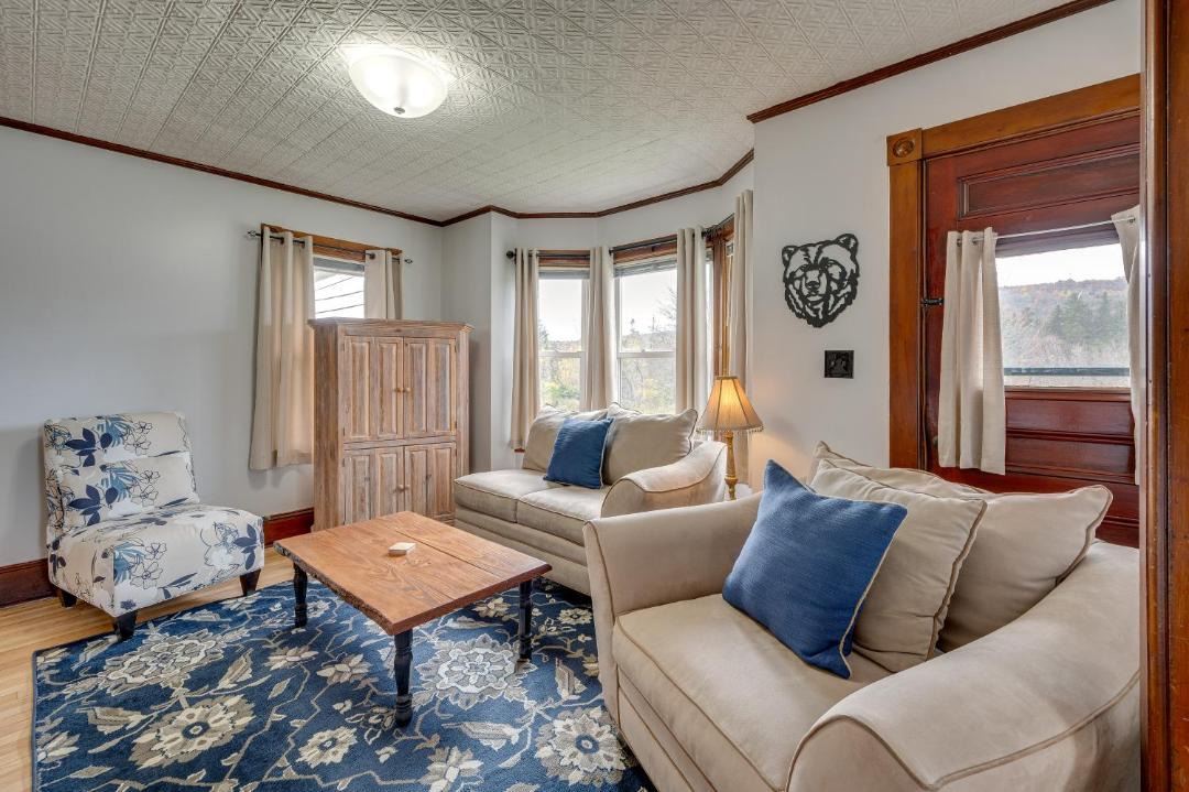 Photo of Livingroom in Pittsburg