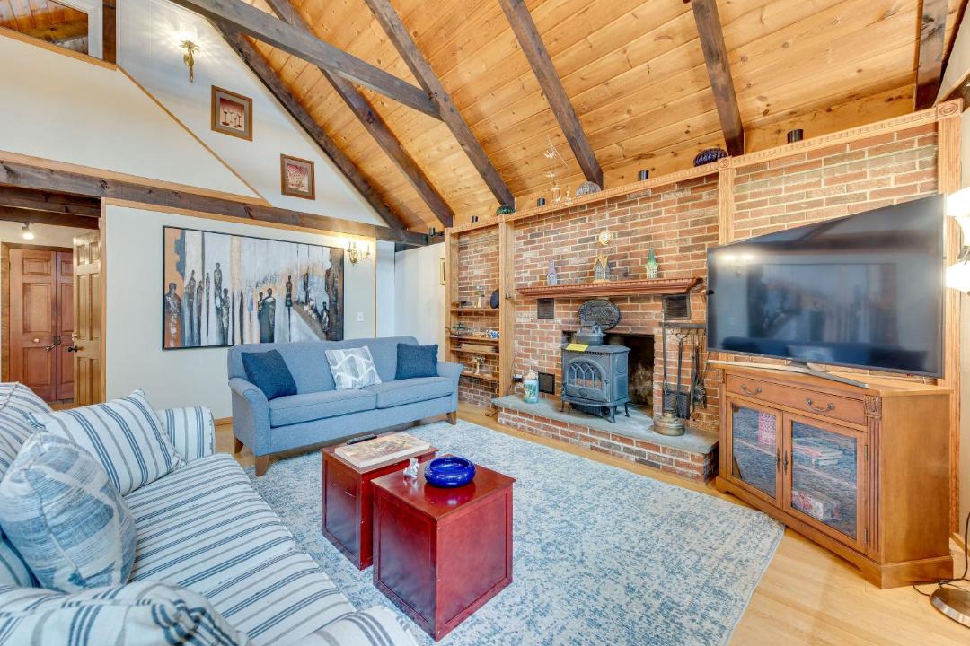 Photo of Livingroom in Lake Arrowhead