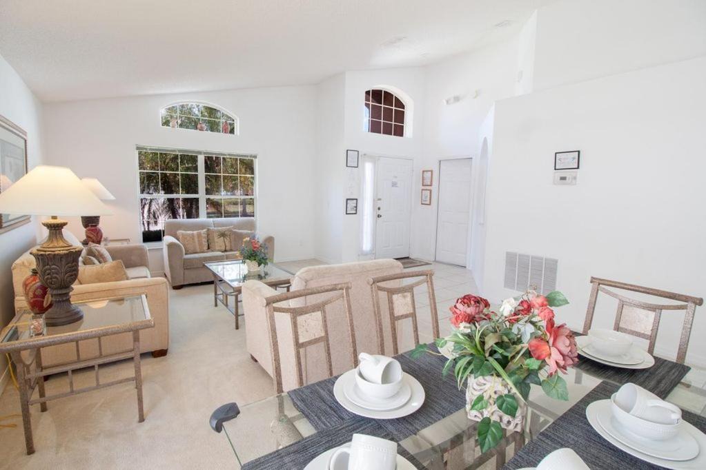 Photo of Livingroom in Seasons