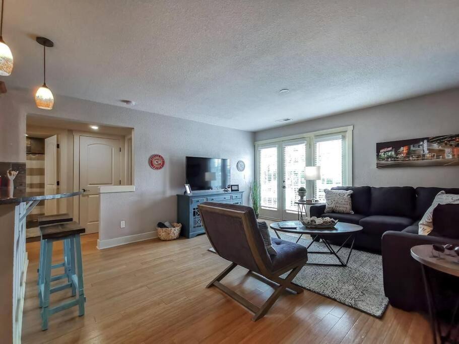 Photo of Livingroom in Plaza Westport