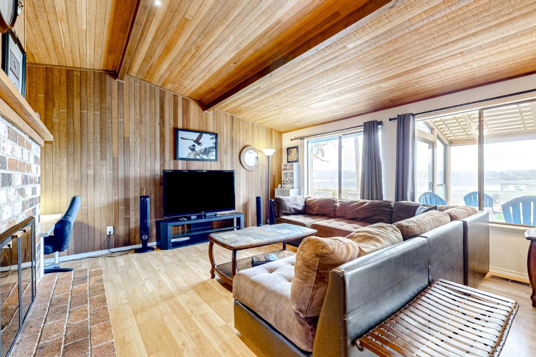 Photo of Livingroom in Erlands Point-Kitsap Lake