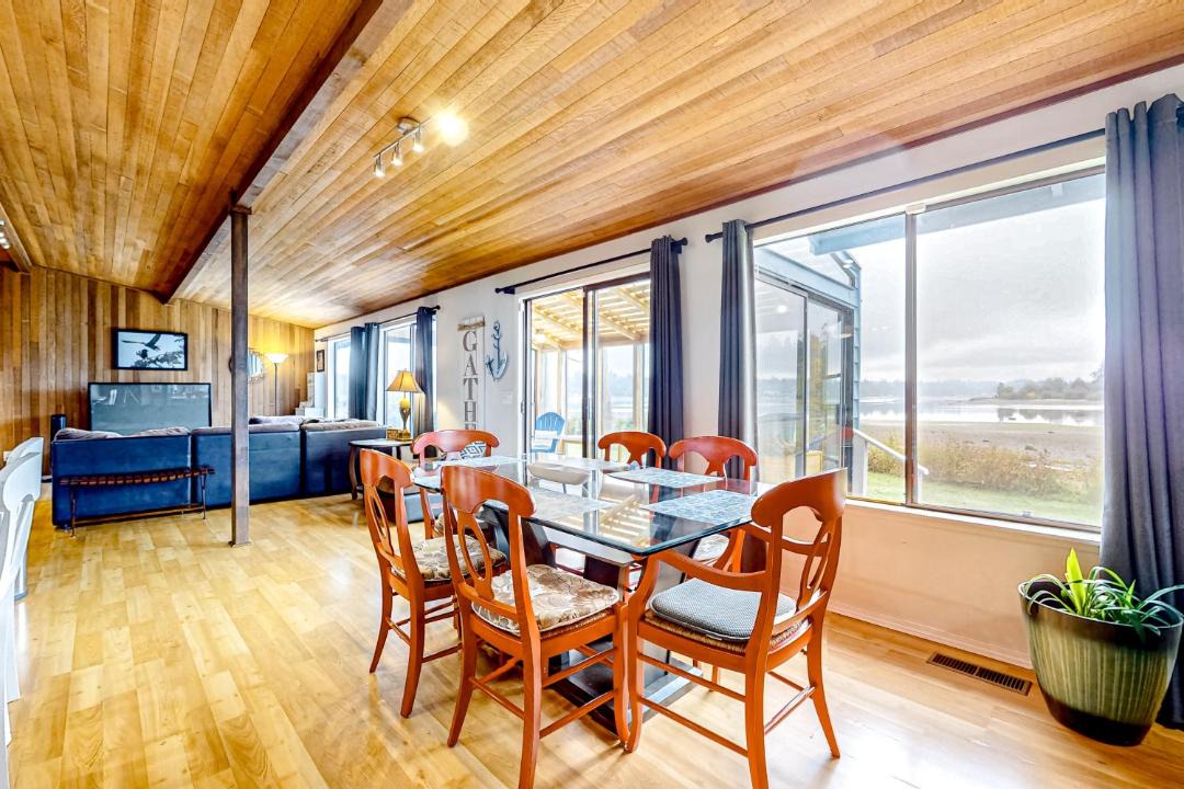 Photo of Livingroom in Erlands Point-Kitsap Lake