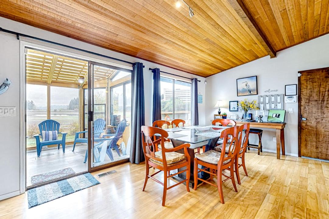 Photo of Livingroom in Erlands Point-Kitsap Lake