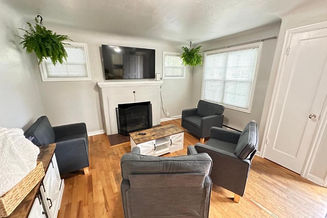 Photo of Livingroom in College Hill